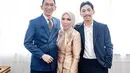 Melly Goeslaw memancarkan pesona elegan sekaligus berwibawa dalam balutan kebaya janggan warna cream. [@mellygoeslaw_official].