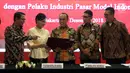 Dirjen Dukcapil Zudan Arif Fakrulloh, Dirut KSEI Friderica Widyasari Dewi, Dirut BEI Inarno Djajadi usai penandatanganan kerja sama pemanfaatan data Ditjen Dukcail dengan 104 pelaku industri pasar modal, Jakarta, Jumat (21/12). (Liputan6.com/JohanTallo)