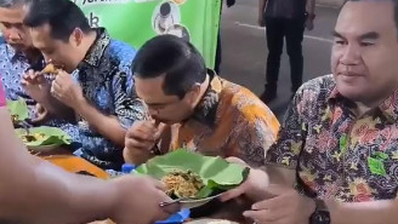 Dengan menggunakan peralatan makan serta tangan kosong, jenderal bintang tiga itu lantas melahap nasi pecel. Mantan Kabareskrim itu&nbsp; nampak lahap menikmati.&nbsp;