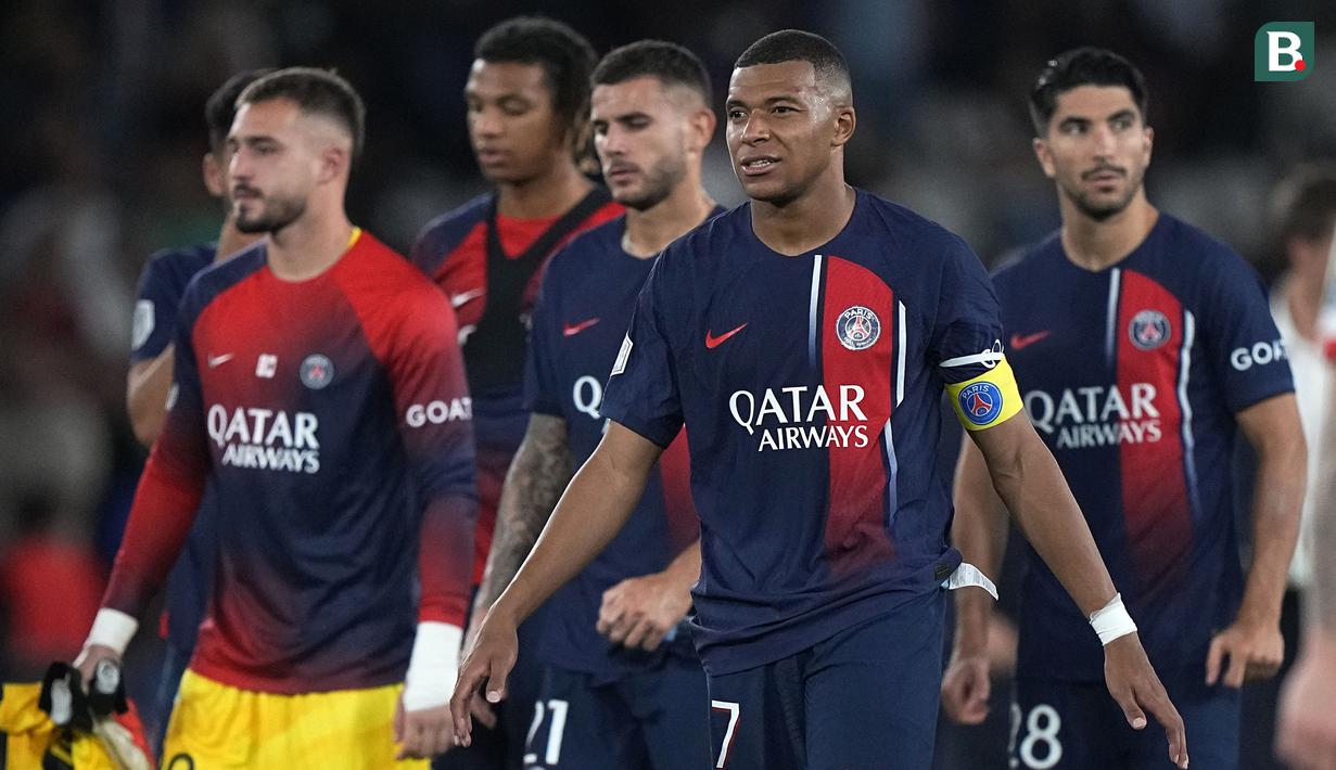 Ekspresi kecewa terlihat dari para pemain Paris Saint-Germain termasuk sang kapten, Kylian Mbappe (kedua kanan) setelah kalah dari Nice pada laga lanjutan Ligue 1 2023/2024 di Parc des Princes, Paris, Prancis, Sabtu (16/09/2023). Dua gol Kylian Mbappe tak mampu menyelamatkan Les Parisiens dari kekalahan 2-3. (AP Photo/Michel Euler)