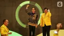 Presiden Joko Widodo (tengah) dan Ketua Umum Partai Golkar Airlangga Hartarto (kanan) saat peringatan HUT ke-55 Partai Golkar di Jakarta, Rabu (6/11/2019). HUT ke-55 Partai Golkar mengangkat tema '55 Tahun Partai Golkar Bersatu untuk Negeri Berkarya untuk Bangsa'. (Liputan6.com/JohanTallo)