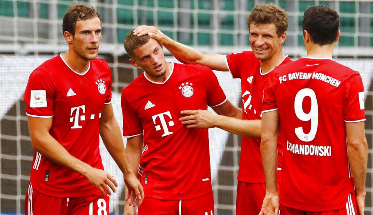 Pemain Bayern Munchen merayakan gol yang dicetak oleh Mickael Cuisance ke gawang Wolfsburg di Volkswagen Arena, Sabtu (27/6/2020). Kemenangan itu membuat Bayern kokoh di puncak klasemen sekaligus mengunci gelar juara Bundesliga. (AP/Kai Pfaffenbach)