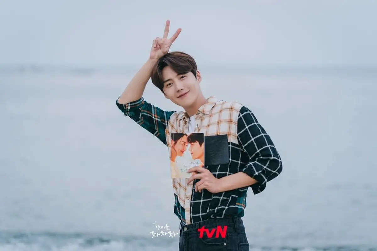 Kim Seon Ho dalam Hometwon Cha-Cha-Cha. (tvN via Instagram/tvn_drama)