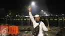 Seorang pendemo mencegah kawannya untuk menyerang polisi saat Aksi Damai 4 November, Jakarta, Jumat (4/11). Bentrok terjadi usai polisi membubarkan paksa dengan gas air mata. (Liputan6.com/Faizal Fanani)