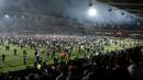 Suporter Finlandia bergabung dengan para pemain untuk merayakan kemenangan mereka atas Liechtenstein pada babak kualifikasi Grup J Piala Eropa 2020 di Helsinki, Finlandia, Jumat (15/11/2019). Finlandia mencetak sejarah dengan lolos ke Piala Eropa. (Martti Kainuleinen/Lehtikuva via AP)