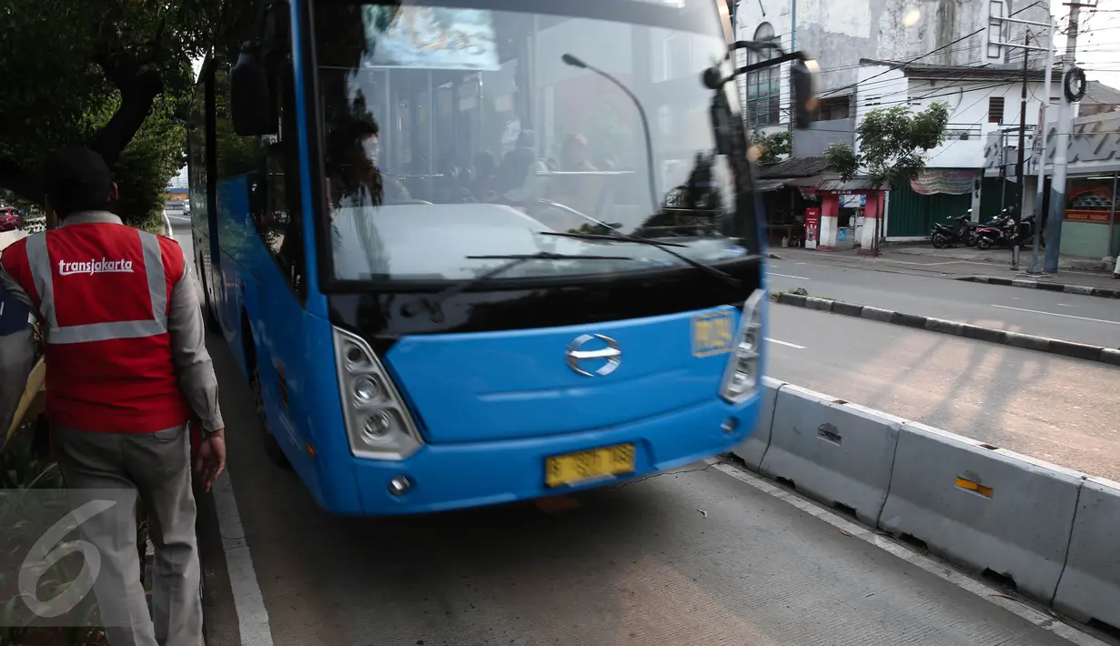 Busway saat melintasi jalur busway dikawasan Pramuka, Jakarta, Minggu (12/6/2016). Pemprov DKI Jakarta akan melakukan sterilisasi jalur Trans Jakarta mulai Senin nanti (13/6). (Liputan6.com/Faizal Fanani)
