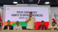 Ketua Umum Komite Olimpiade Nasional (KOI) Raja Sapta Oktohari bersama jajarannya serta perwakilan dari berbagai cabang olahraga dalam sesi konferensi pers di Kantor NOC, Sudirman, Jakarta, Rabu (29/3/2023). Membahas mengenai torch relay Sea Games dan perkembangan olahraga nasional. (Liputan6.com/Luthfa Arisyi)