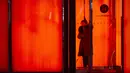 Seorang wanita yang memakai masker untuk melindungi dari penyebaran virus corona berjalan keluar dari pusat perbelanjaan di kawasan pusat bisnis di Beijing, Selasa (12/1/2021). Para ahli dari WHO itu akan tiba pada Kamis dan bertemu dengan mitra China. (AP Photo/Mark Schiefelbein)