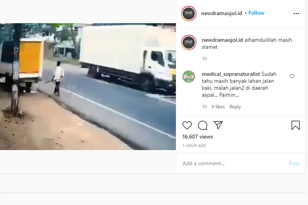 Seperti dilansir akun Instagram @newdramaojol.id, Senin (24/8/2020), seorang pria yang sedang berjalan kaki di bahu jalan hampir menjadi korban kecelakaan lalu lintas.