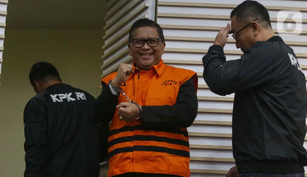 Hasto Kristiyanto disangkakan mengatur dan mengendalikan serta melobi komisioner KPU Wahyu Setiawan agar dapat menetapkan Harun Masiku sebagai calon anggota DPR RI terpilih dari Dapil Sumsel I. (Liputan6.com/Angga Yuniar)