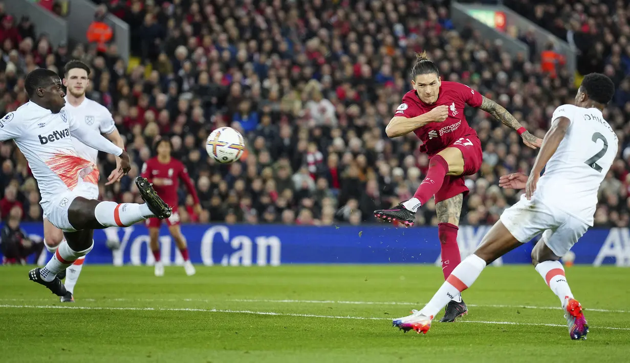 Liverpool kemudian berhasil menguasai pertandingan. Nunez benar-benar mampu mencuri perhatian publik Anflied. Sayangnya, peluang demi peluang yang ia lesatkan gagal menjadi gol. (AP/Jon Super)