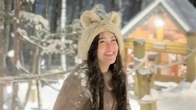 Via Vallen Liburan Akhir Tahun di Hokkaido pamer baby bump. [@viavallen]