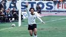 Empat gol Gerd Muller membantu Jerman Barat menjuarai Piala Eropa 1972 dan raihan sepatu emas baginya. Gerd Muller menjadi salah satu striker terproduktif Jerman Barat yang mencetak 68 gol dalam 62 pertandingan timnas. (www.squawka.com)