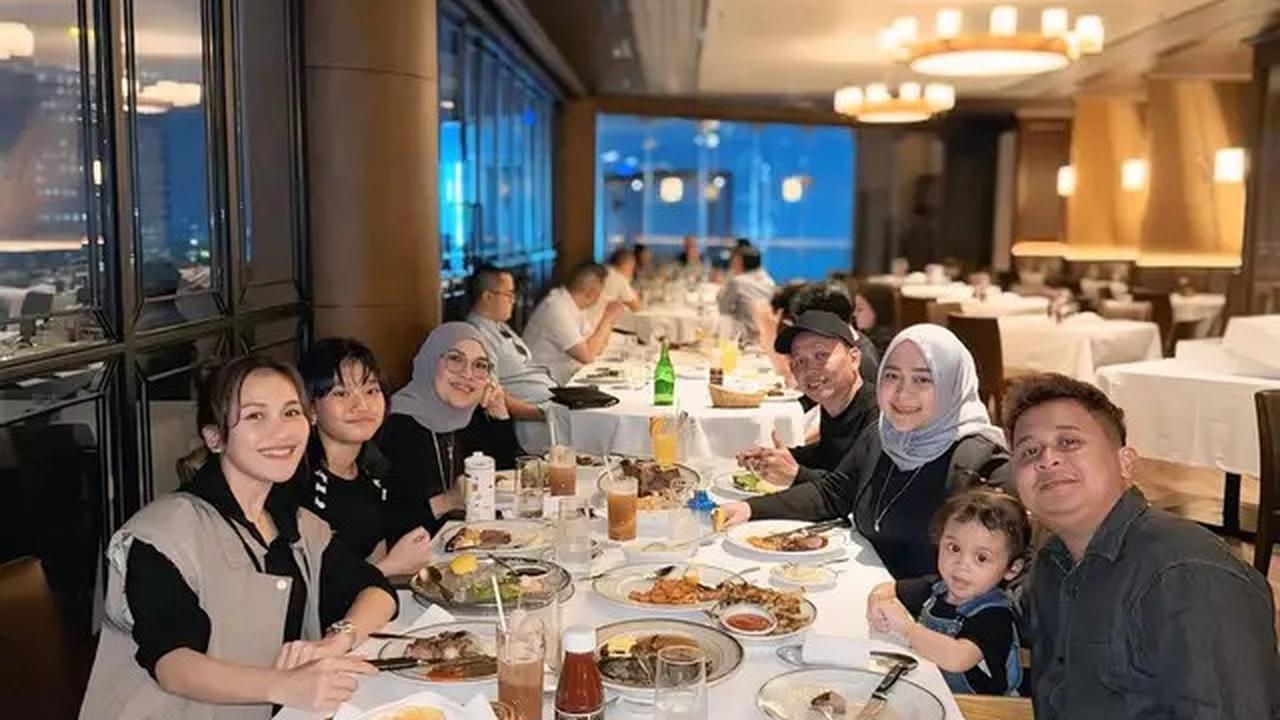 Potret Ayu Ting Ting Rayakan Ultah Ayahnya, Kompak Pakai Outfit Serba Hitam yang Elegan
