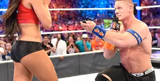 Kebahagiaan tengah bersama John Cena dan Nikki Bella. Pegulat handal ini telah mengubah arena  kejayaannya menjadi tempat romantis yang akan menjadi kenangan seumur hidupnya. (doc.hollywoodlife.com)