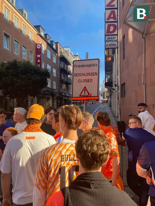 Sejumlah pendukung Belanda mendapati jalan menuju Fan Zone Euro 2024 Friedensplatz di Dortmund, Rabu (10/7/2024) yang sudah ditutup akibat telah melebihi kapasitas jelang belangsungnya semifinal Euro 2024 antara Belanda menghadapi inggris. (Bola.com/Gerendo Pradigdo)