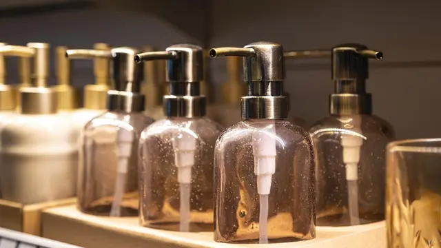 Ilustrasi menyimpan parfum di rak rendah/freepik.com/pvproductions