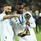 Penyerang Real Madrid Karim Benzema (kiri) dan bek Antonio Rudiger berselebrasi sambil memegang trofi Piala Dunia Antarklub 2022 usai mengalahkan Al Hilal dalam laga final di Prince Moulay Abdellah Stadium, Rabat, Minggu (12/2/2023) dini hari WIB. Los Blancos pun memegang rekor sebagai klub dengan gelar Piala Dunia Antarklub terbanyak. (FADEL SENNA / AFP)