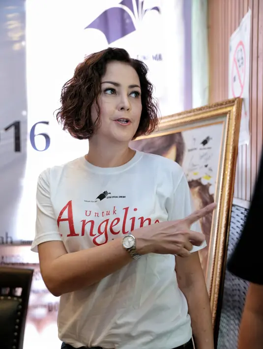 "Menurut saya ini (Terry) berkarakter banget. Intinya keterlibatan disini suatu kehormatan buat saya. Semoga hadirnya film ini bisa membuat kita lebih aware dengan sekeliling kita terutama anak anak," jelas Roweina. (Adrian Putra/Bintang.com)