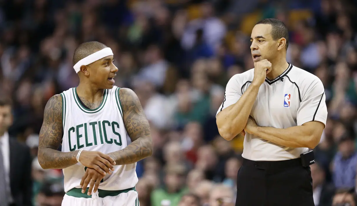 Pemain Boston Celtics, Isaiah Thomas melakukan protes kepada wasit saat melawan Utah Jazz pada laga NBA di TD Garden, (3/1/2017). Boston Celtics menang 115-104.  (Reuters/Greg M. Cooper-USA TODAY Sports)
