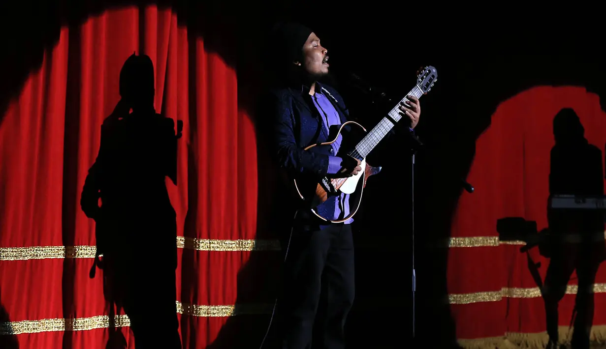 Di tengah kejayaannya, Payung Teduh akan kehilangan sang vokalis, Istiqamah Djamad. Pria yang akrab disapa Is ini sudah pamit akan meninggalkan Payung Teduh pada tahun 2018 nanti. (Deki Prayoga/Bintang.com)