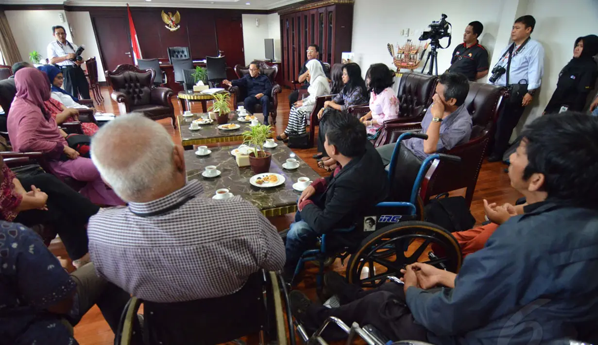Sejumlah orang yang tergabung dalam Persatuan Penyandang Disabilitas Indonesia menemui Ketua MPR RI, Zulkifli Hasan di Gedung Parlemen Senayan, Jakarta, (1/12). Pertemuan tersebut membahas RUU Penyandang Disabilitas. (Liputan6.com/Andrian Martinus Tunay)