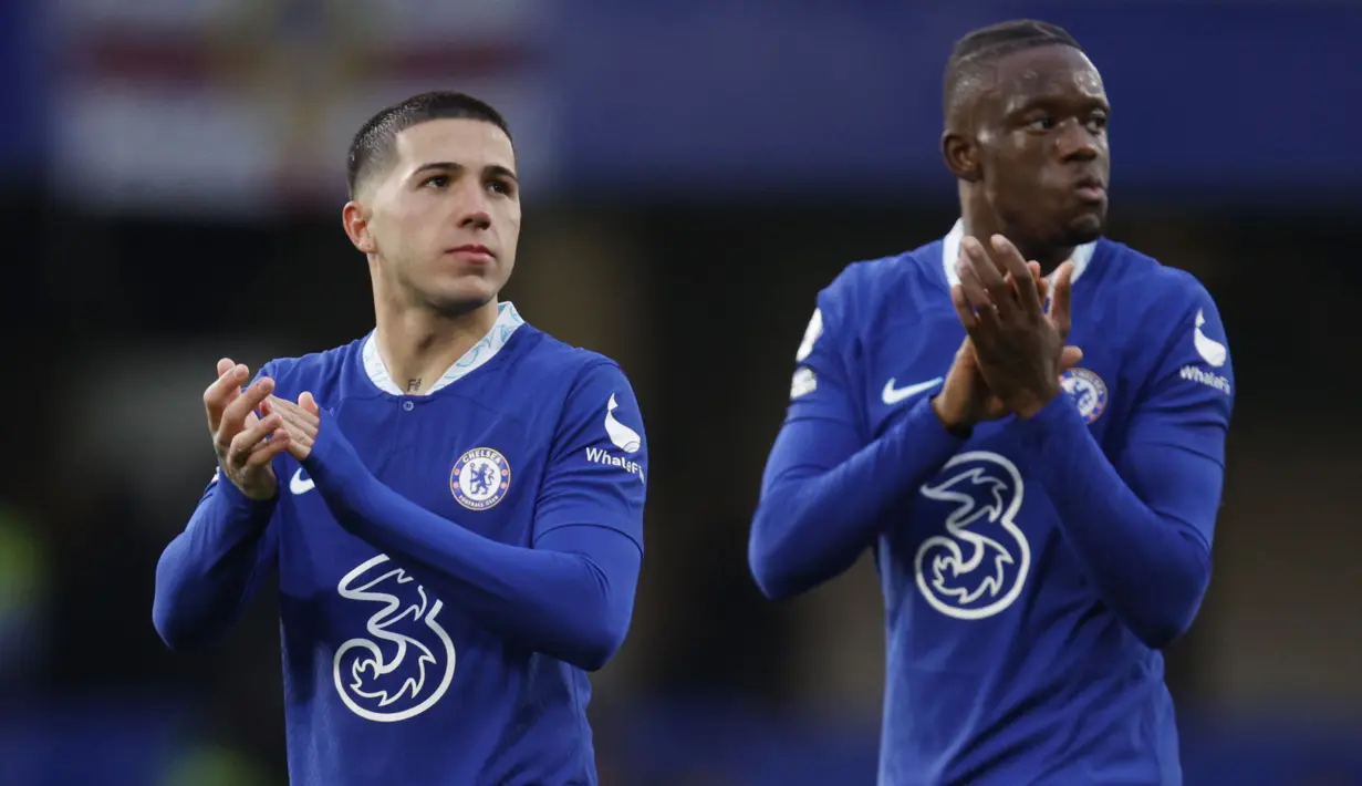 Pemain Chelsea, Enzo Fernandes (kiri) dan Denis Zakaria memberikan penghormatan kepada penonton setelah timnya berhasil mengalahkan Leeds United pada laga pekan ke-26 Liga Inggris 2022/2023 yang berlangsung di Stamford Bridge, London, Sabtu (05/03/2023) malam WIB. The Blues menang dengan skor 1-0. (AP Photo/David Cliff)