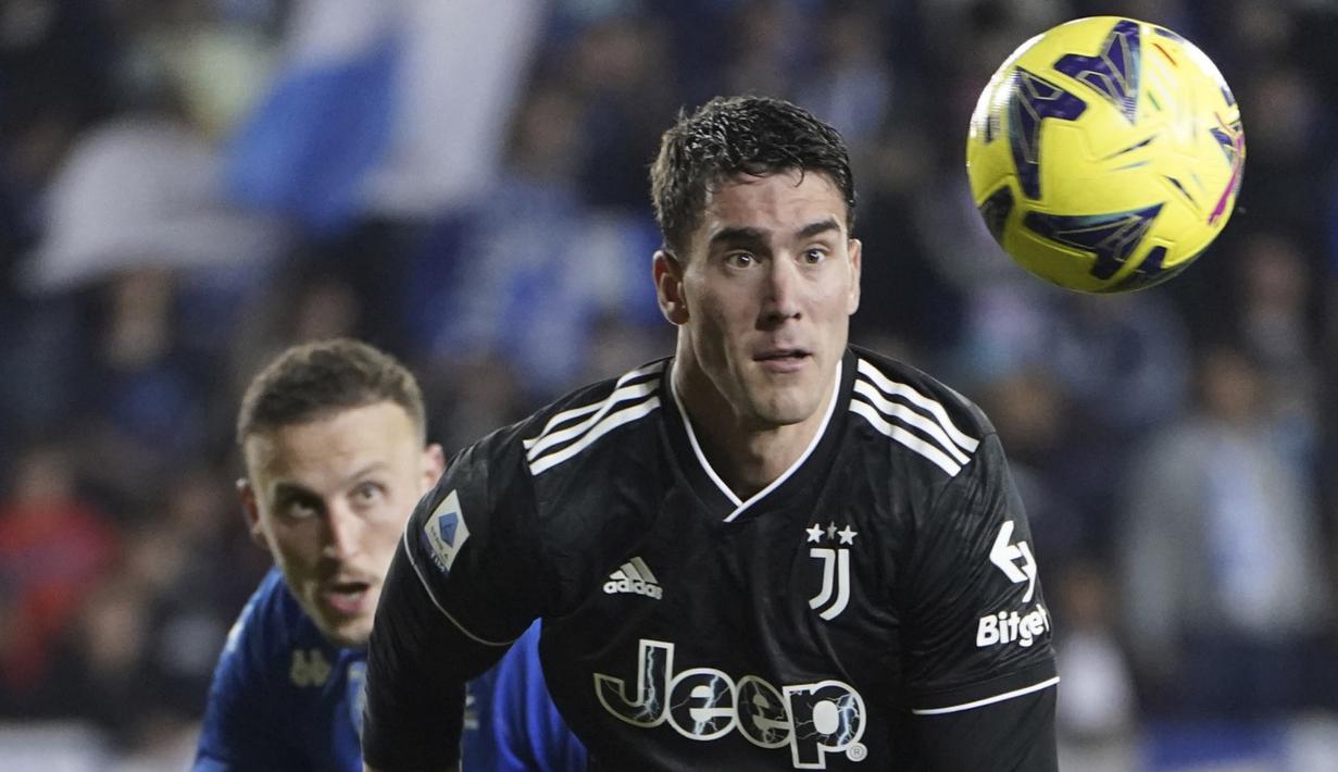Pemain Juventus, Dusan Vlahovic, berusaha mengejar bola saat melawan Empoli pada pekan ke-36 Liga Italia 2022/2023 di Stadio Carlo Castellani, Senin (22/5/2023). Juve kalah telak 1-4 dari Empoli. (Marco Bucco/LaPresse via AP)