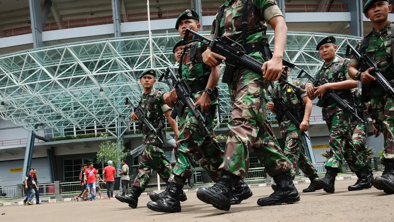 Personil TNI AD bersenjata lengkap berpatroli 