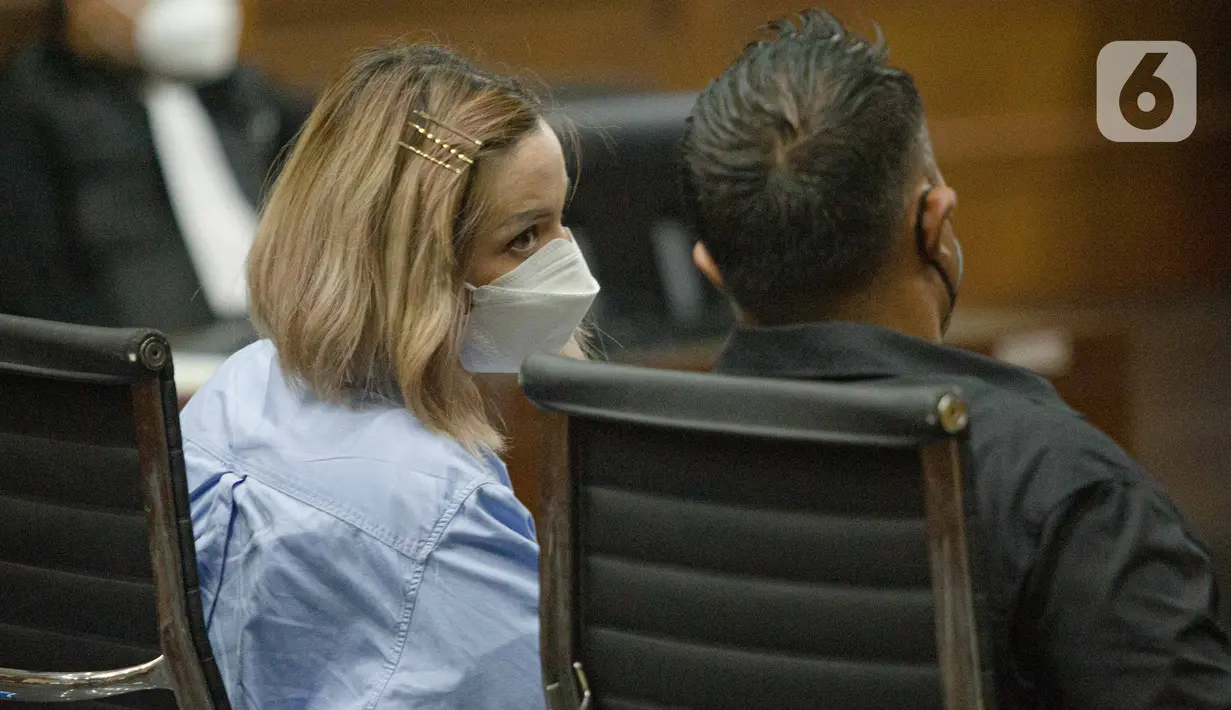 Terdakwa penyalahgunaan narkoba Nia Ramadhani berbincang dengan Ardi Bakrie saat mengikuti jalannya sidang di PN Jakarta Pusat, Kamis (30/12/2021). Sidang penyalahgunaan narkoba tersebut beragendakan pledoi atas tuntutan Jaksa Penuntut Umum (JPU). (Liputan6.com/Faizal Fanani)