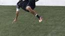 Neymar saat melakukan tedangan salto pada laga sepak bola mini yang merupakan bagian dari  Neymar Junior Institute project di  Praia Grande, Sao Paulo, Brasil, (9/7/2016). (AFP/Miguel Schincariol)