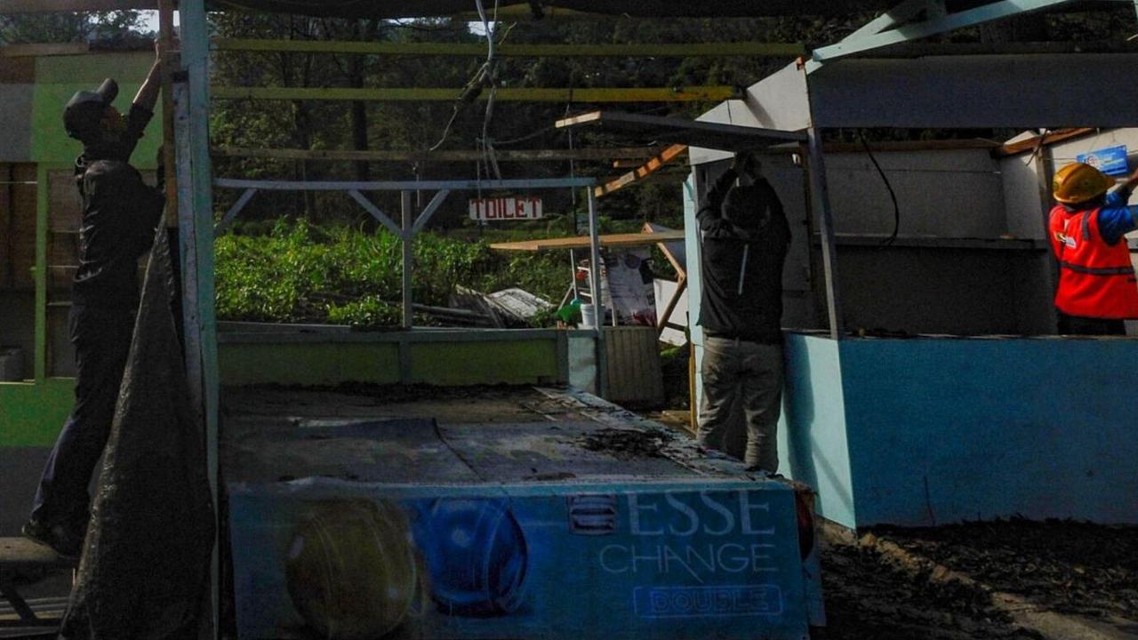 Sebelumnya petugas Satpol PP menghadapi ratusan PKL yang memprotes penggusuran tersebut. Suasana pada saat itu sempat memanas ketika beberapa pedagang mencoba menghalangi petugas yang hendak membongkar lapak mereka. Foto: merdeka.com / Arie Basuki<br>