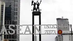 Logo KTT ASEAN Summit 2023 menghiasi kawasan di Bundaran Hotel Indonesia (HI), Jakarta Pusat, Kamis (2/2/2023). Indonesia mendapatkan mandat untuk memegang Chairmanship ASEAN 2023 maka di tahun ini Indonesia menjadi tuan rumah KTT Asean Summit 2023. (Liputan6.com/Johan Tallo)