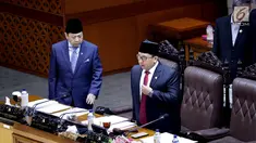 Ketua dan Wakil Ketua DPR, Setya Novanto dan Fadli Zon bersiap memimpin rapat paripurna di kompleks parlemen, Jakarta, Kamis (20/7). Setnov hadir dalam rapat pengambilan keputusan RUU Pemilu meski berstatus tersangka kasus e-KTP (Liputan6.com/Johan Tallo)