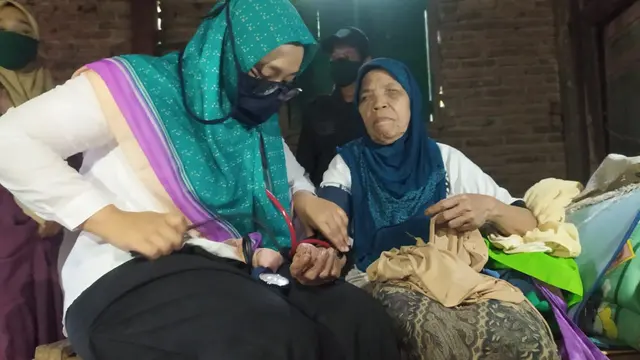 Dr Minachun Syania menyambangi pasien lansia yang miskin di Banjarnegara. (Foto: Liputan.com/RSI BNA)