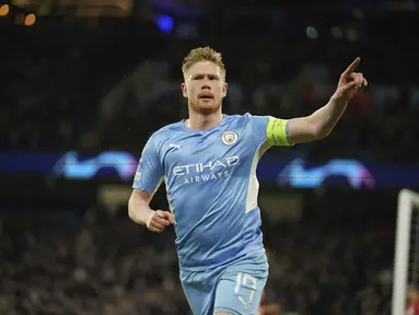 Gelandang Manchester City, Kevin De Bruyne melakukan selebrasi usai mencetak gol ke gawang Atletico Madrid pada pertandingan leg pertama perempat final Liga Champions di Stadion Etihad, di Manchester, Rabu (6/4/2022). City menang tipis atas Atletico Madrid 1-0. (AP Photo/Dave Thompson)