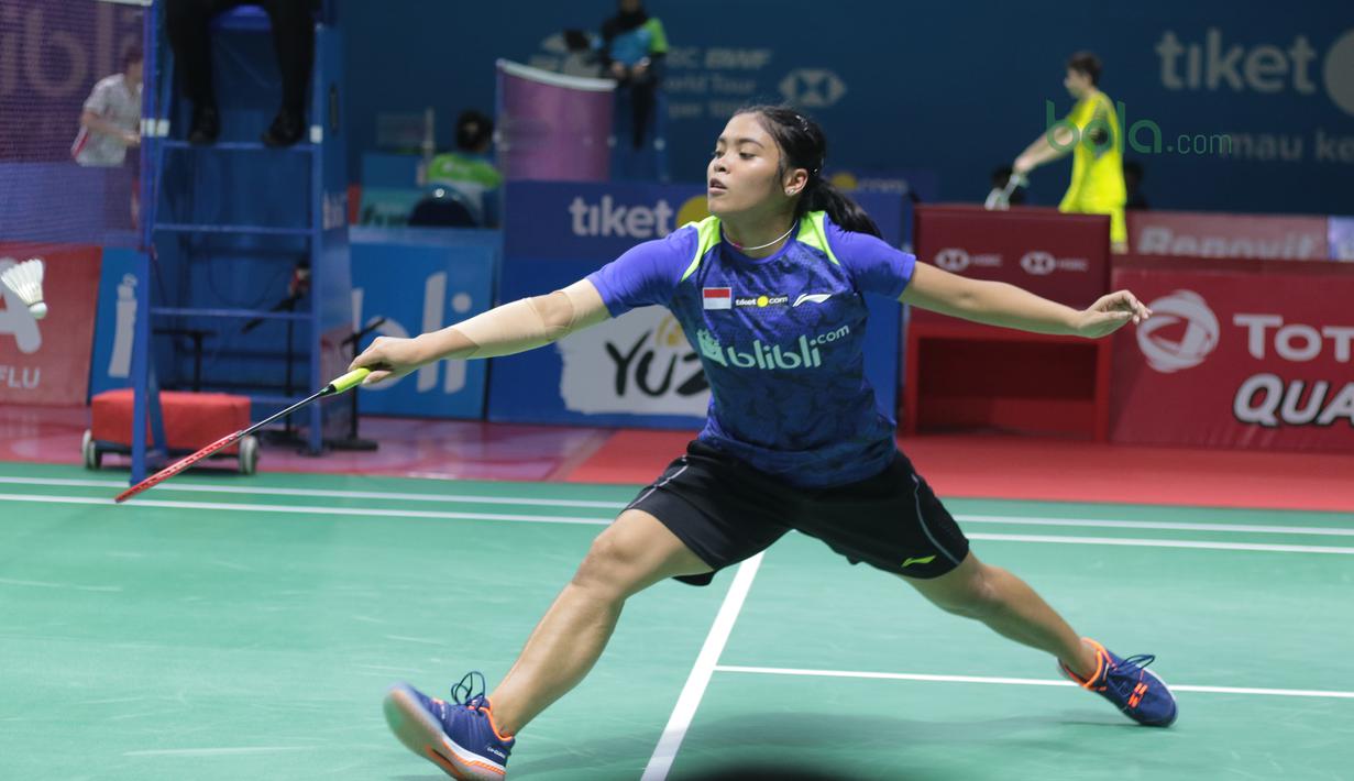Gregoria Mariska berusaha mengembalikan bola pendeka dari Ratchanok Intanon pada babak kedua tunggal putri Indonesia Open 2018 di Istora Senayan, Jakarta, (5/6/2018). Ratchanok Intanon menang 21-11 17-21 21-14. (Bola.com/Nick Hanoatubun)