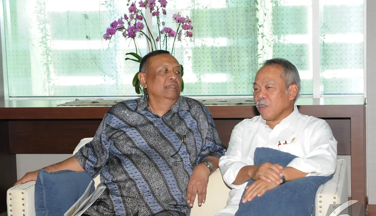 Menteri PU dan Perumahan Rakyat Basuki Hadimulyono dan Ketua Badan Nasional Penanggulangan Bencana (BNPB) Syamsul Ma'arif berbincang sebelum rapat bersama, Jakarta, Senin (15/12/2014). (Liputan6.com/Herman Zakharia)
