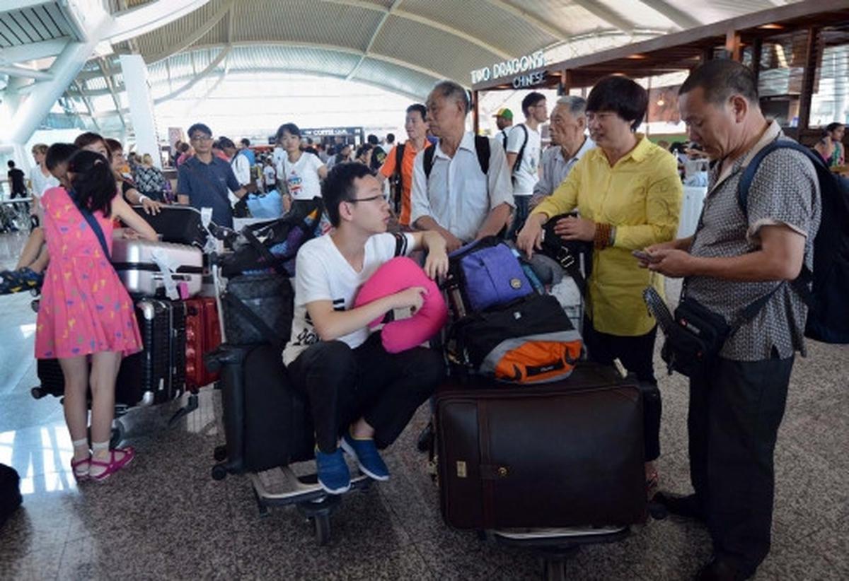 Wajah resah ribuan wisatawan terlantar di Bandara Ngurah Rai