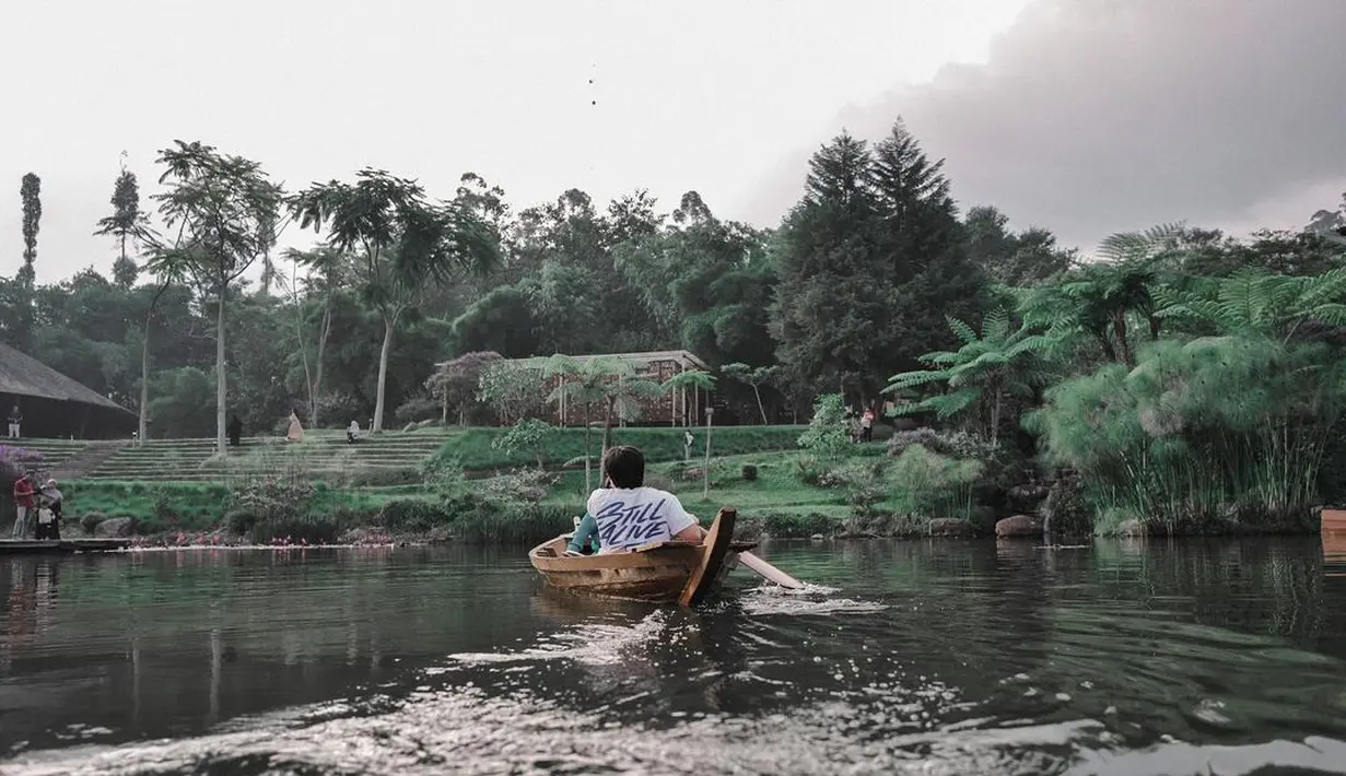 Keluarga menjadi prioritas bagi Atta Halilintar. Mendayung perahu dan keliling menyaksikan pemandangan alam yang masih asri. [Instagram/aurelie.hermansyah]
