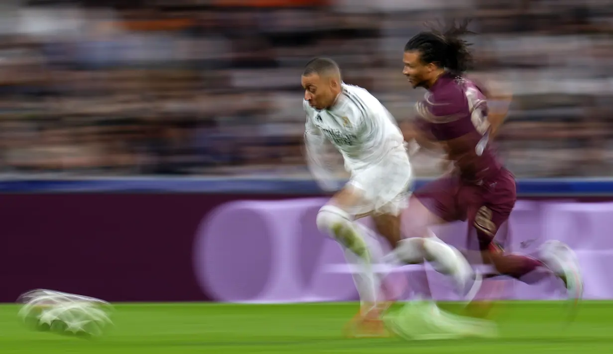 Pemain Real Madrid, Kylian Mbappe menggiring bola dibayangi pemain Manchester City, Nathan Ake dalam laga leg 2 babak play off Liga Champions 2024/2025 di Santiago Bernabeu, Madrid, Rabu (19/02/2025) waktu setempat. (AP Photo/Manu Fernandez)