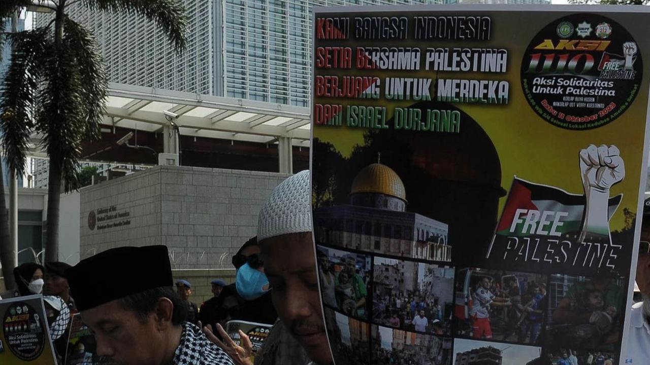 Ribuan massa dari&nbsp;Front Persaudaraan Islam (FPI) menggelair aksi di depan Kantor Kedutaan Besar (Kedubes) Amerika Serikat (AS), Jalan Medan Merdeka Selatan, Jakarta, Rabu (11/10/2023).&nbsp;