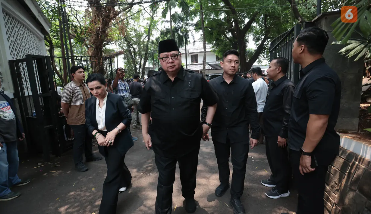 Menteri Koordinator Bidang Perekonomian Airlangga Hartarto tiba di rumah duka Guruh Soekarnoputra di Jalan Sriwijaya Raya, Kebayoran Baru, Jakarta Selatan, Sabtu (26/9/2026). (KLY/Budy Santoso)