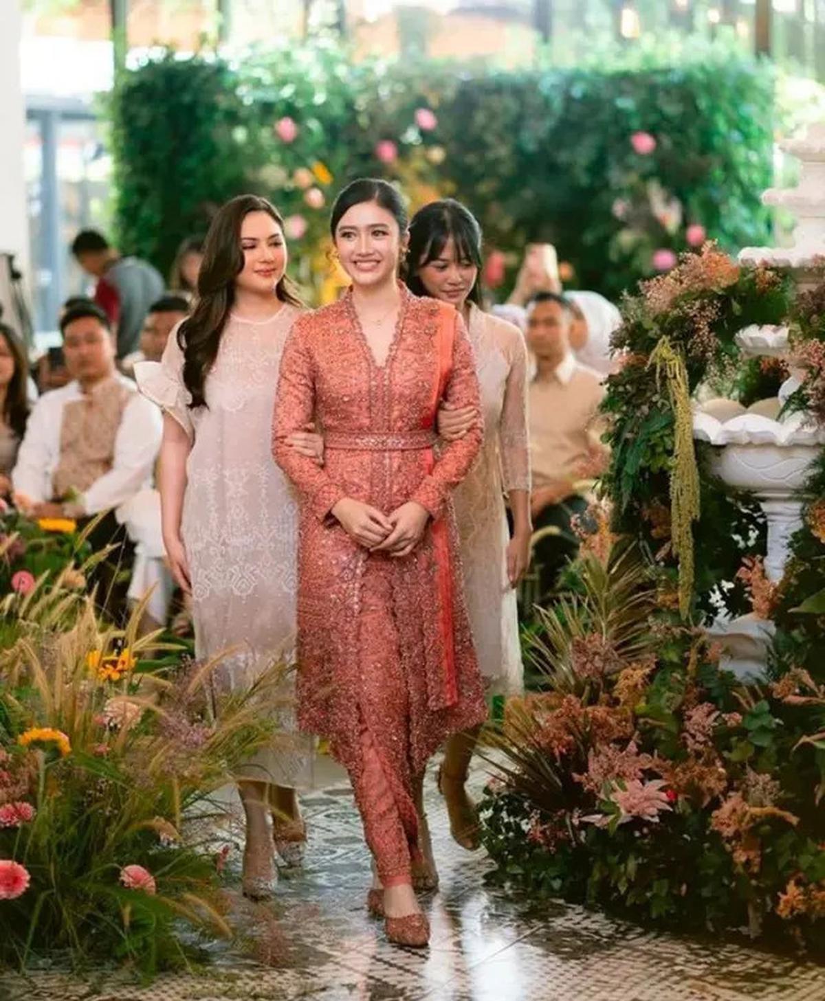 Tampilan Enzy Storia dan Jessica Mila Dibalut Dress Lace saat Hadir di Tunangan Febby Rastanty