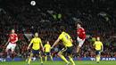 Pemain Manchester United, Marouane Felliani menyundul bola ke arah gawang Middlesbrough pada laga Piala Liga Inggris di Stadion Old Trafford, Inggris, Rabu (28/10/2015). (Reuters/Darren Staples)