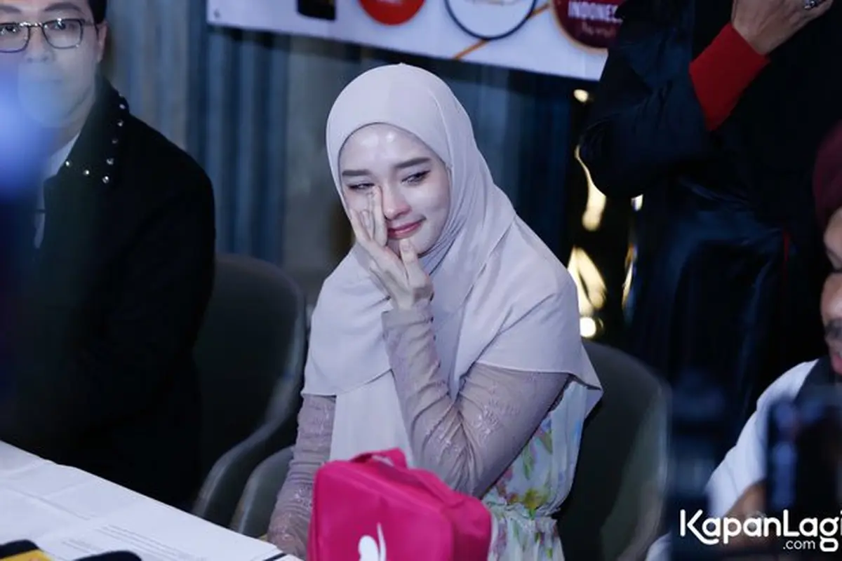 6 Potret Inara Rusli Putuskan Lepas Cadar, Parasnya yang Menawan Bikin Kagum
