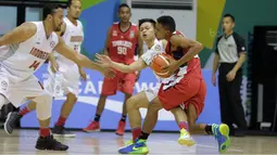 Pemain Timnas Basket Indonesia, Prastawa (tengah) gagal membendung laju pemain Timor Leste pada laga perdana test event Basketball Asian Games 2018 di Hall A Senayan, Jakarta, Rabu (7/2/2018).  Indonesia menang 135-30. (Bola.com/Nicklas Hanoatubun)