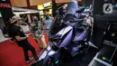 Sepeda motor listrik dipamerkan pada pembukaan Indonesia Motorcycle Show (IMOS) 2022 di Jakarta Convention Center (JCC), Jakarta, Rabu (2/11/2022). Acara ini berlangsung pada tanggal 2 hingga 6 November 2022. (Liputan6.com/Johan Tallo)