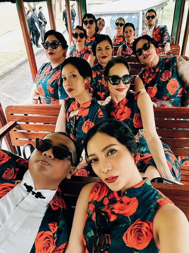7 Potret Menawan Enzy Storia Pakai Cheongsam, Jadi Bridesmaid untuk Sahabat