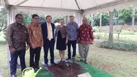 Wakil Dubes Inggris, Rob Fenn (tengah, dasi kuning), usai menanam pohon untuk memperingati 70 tahun kekuasaan Ratu Elizabeth II. Dok: Tommy Kurnia/Liputan6.com